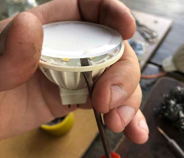 Как разобрать лампочки для ремонта: демонтаж цоколя светодиодной лампы